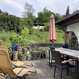 Terrasse mit Grill und Blick ins Grüne