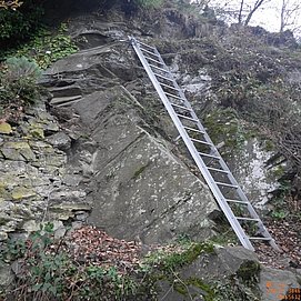Eiserne Leiter über eine Felsklippe bei Hatzenport