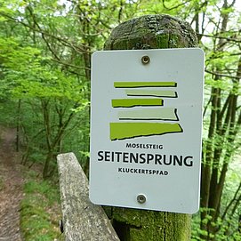 Markierungszeichen des Moselsteig-Seitenspungs Kluckertspfad