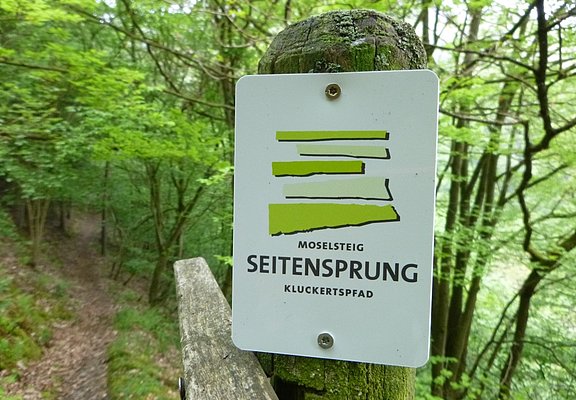 Markierungszeichen des Moselsteig-Seitenspungs Kluckertspfad