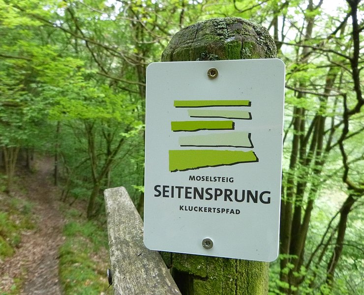Markierungszeichen des Moselsteig-Seitenspungs Kluckertspfad