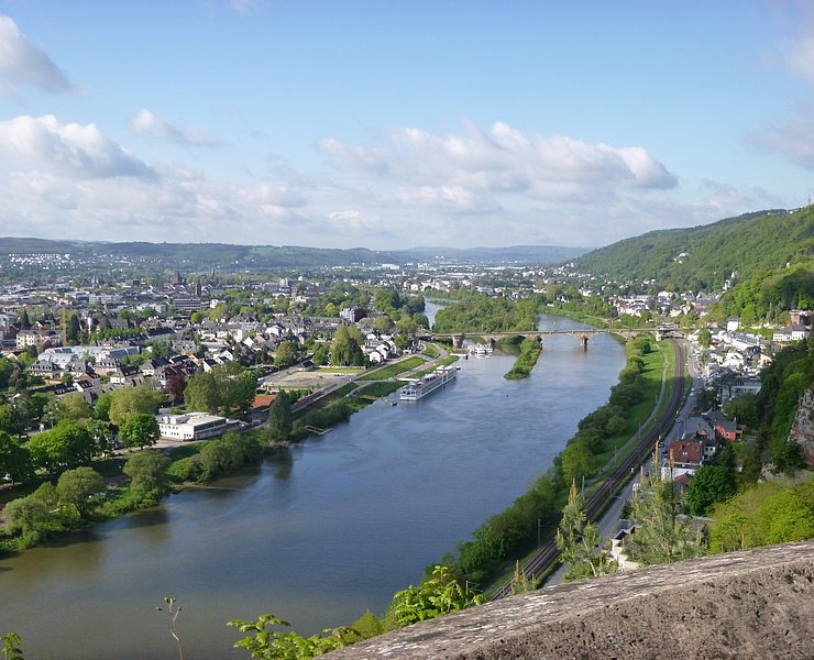 Moselufer Zurlauben mit Freitreppe vom Felsenweg aus