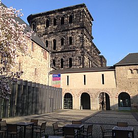 Brunnenhof in Trier mit Blick auf die Porta Nigra