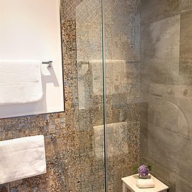 Badezimmer mit Dusche