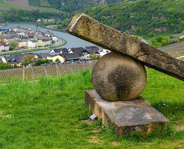Skulptur Kniegelenk am Nitteler Skulpturenweg