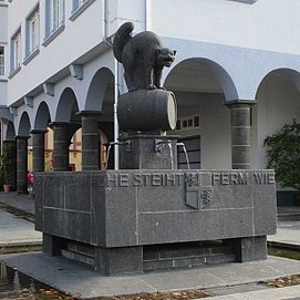 Mosel - Sehenswürdigkeiten - Zeller Schwarze Katz Brunnen - Stadt Zell - Querformat - ZellerLand