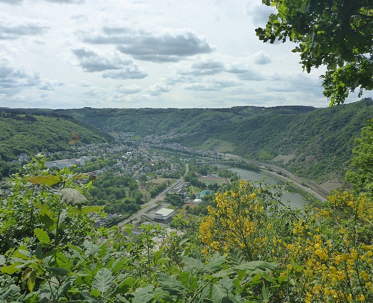 Blick vom Rastplatz am Schwedenkreuz ins Moseltal Richtung Cochem