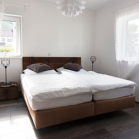 Schlafzimmer mit Boxspringbett (2)