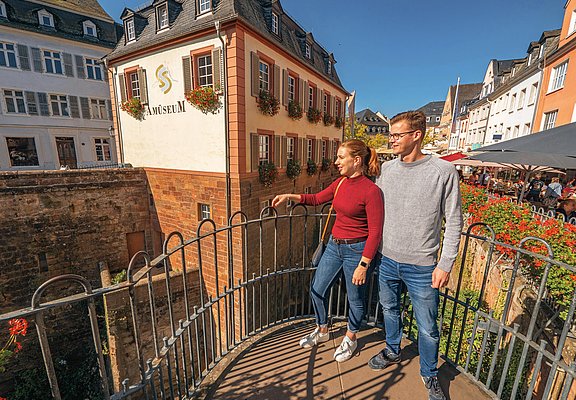 Blick auf den Wasserfall und das Amüseum Saarburg