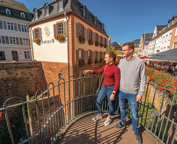 Blick auf den Wasserfall und das Amüseum Saarburg