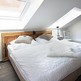 Schlafzimmer mit Doppelbett (2)