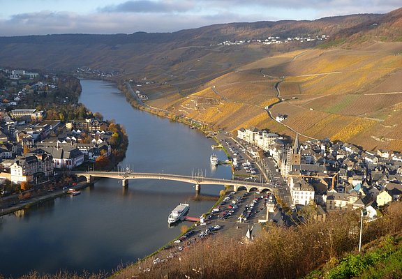 Blick auf Bernkastel-Kues von Burg Landshut aus